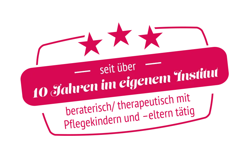 Rotes Emblem mit drei Sternen oben. In der Mitte steht in weißer Schrift: „seit über 10 Jahren im eigenem Institut“. Darunter in kleinerer Schrift: „beraterisch / therapeutisch mit Pflegekindern und -eltern tätig“